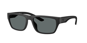 Das Bild zeigt die Emporio Armani Sonnenbrille EA4267U in mattschwarz gummiert und polarisiert leicht seitlich.